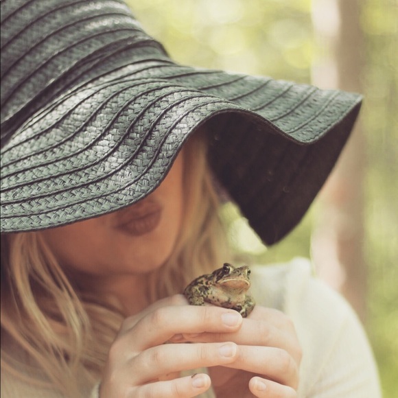 Meet your Posher, Genevive - Picture 2 of 3